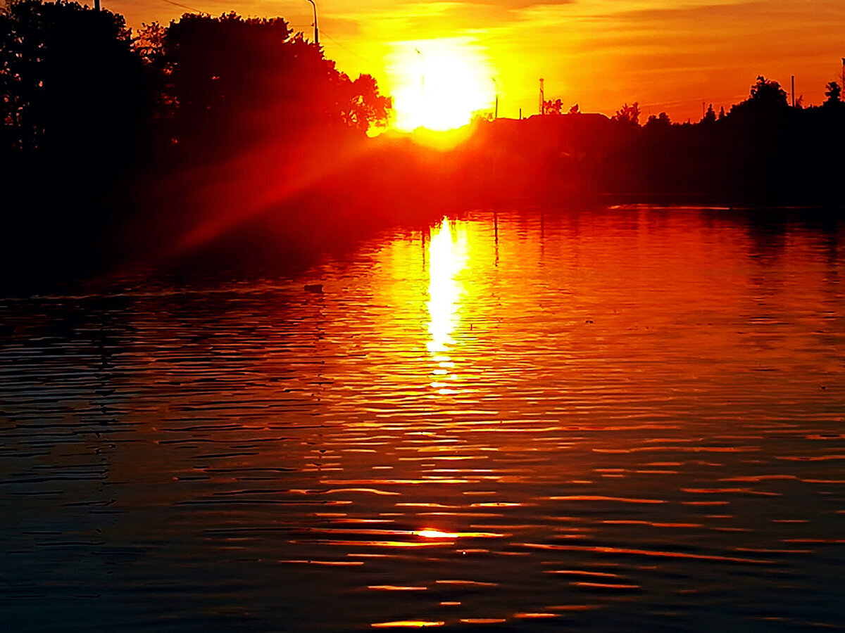 Алый свет вечерней зари медленно