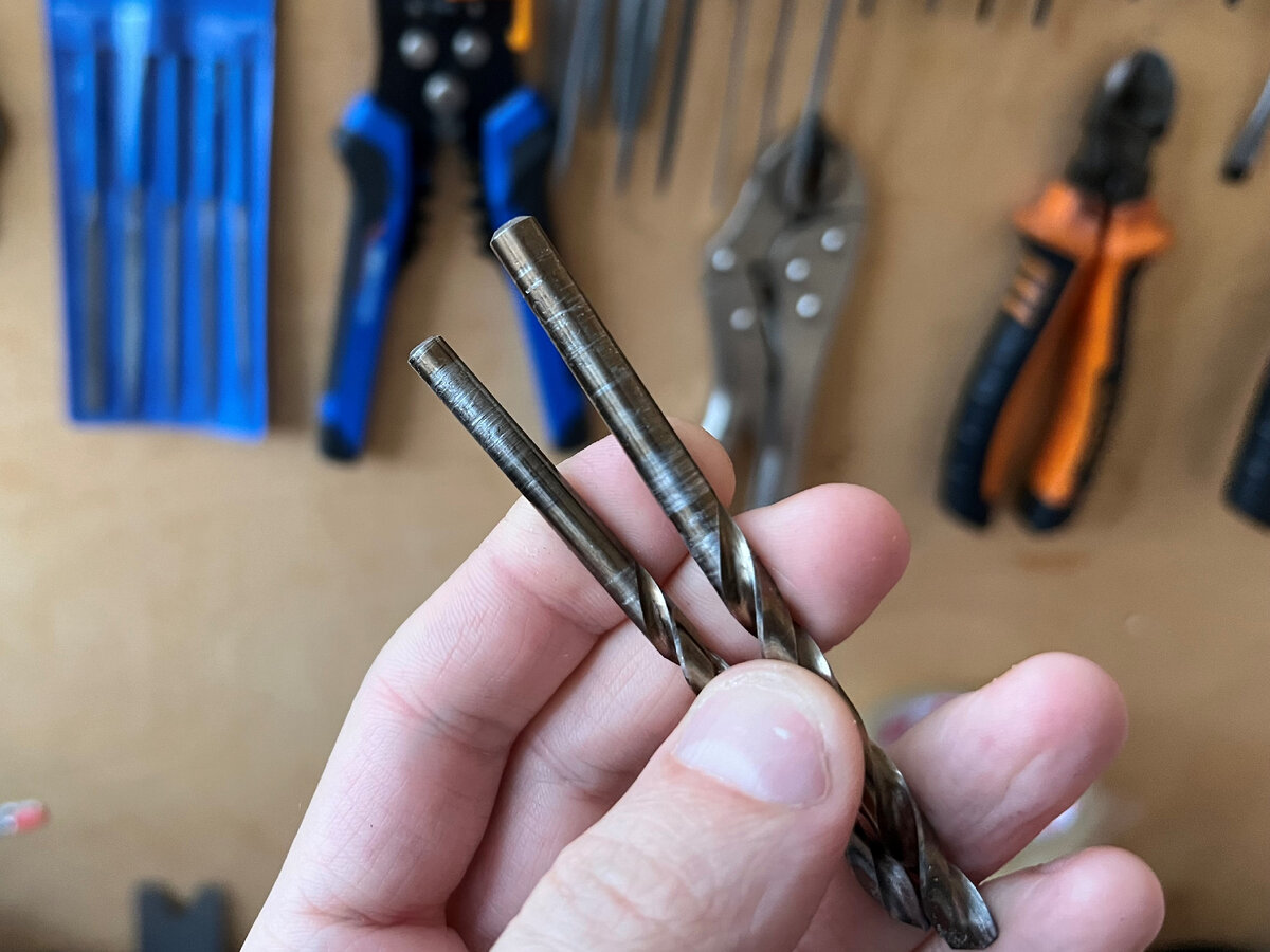 Узнал как легко решить проблему с проворачиванием сверла в патроне ...