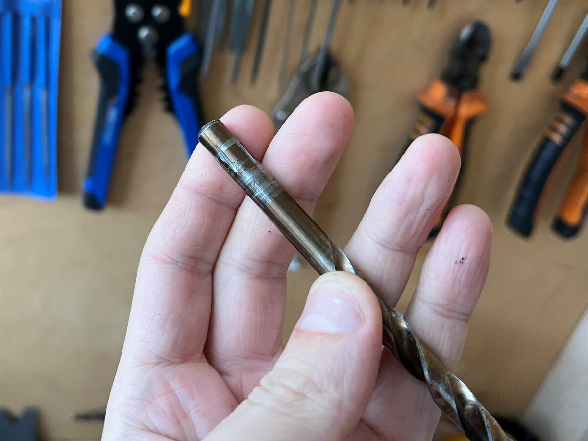 Узнал как легко решить проблему с проворачиванием сверла в патроне ...