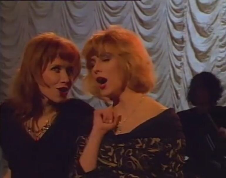 алена апина в клипе бухгалтер. комбинация бухгалтер. бухгалтер комбинация где послушать. бухгалтер комбинация где послушать. комбинация бухгалтер обложка.