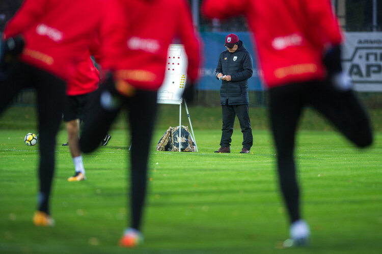    «За такие деньги вот так играть — стыд, позор!.. Никому хорошую оценку не могу поставить. Если так будут играть, всех выгоню!.. И Курбану пора уже задуматься, и всем остальным. Нет никакой пощады!» Фото: «БИЗНЕС Online»