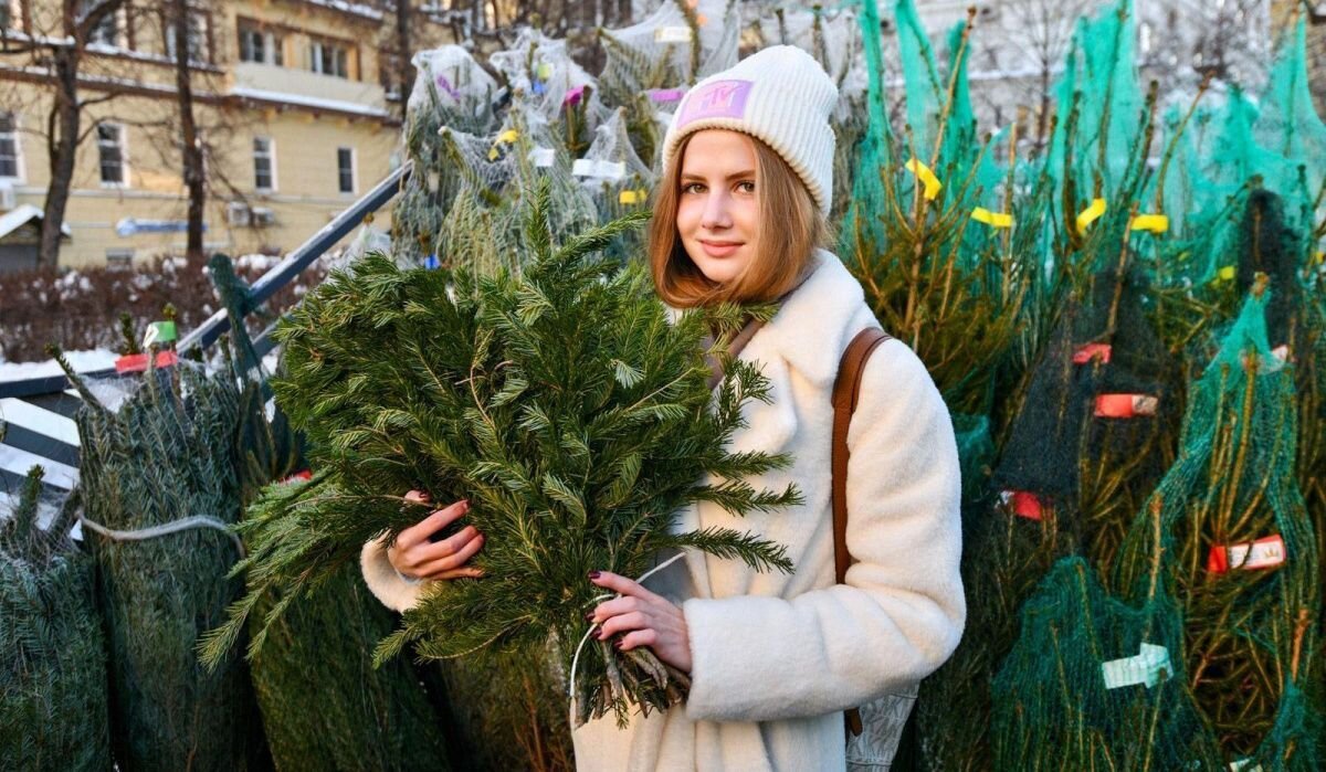     Девушка с елью. Источник: mos.ru Автор фото: Пресс-служба Мэра и Правительства Москвы