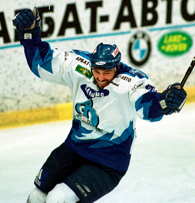    Алексей Кудашов — игрок «Динамо» в 2000 году.Александр Федоров