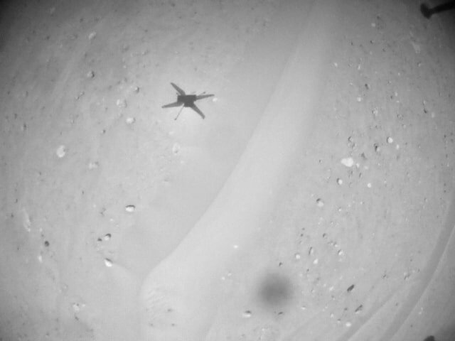    Тень Ingenuity во время 68-го полета / © NASA / JPL-Caltech