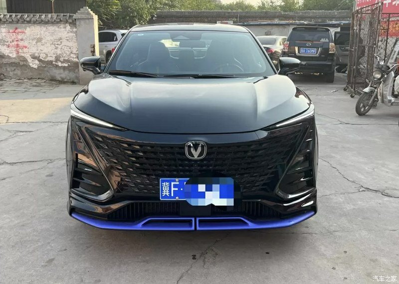 Внешний передний вид Changan Uni-t 2023 г (https://chinaautozone.ru)
