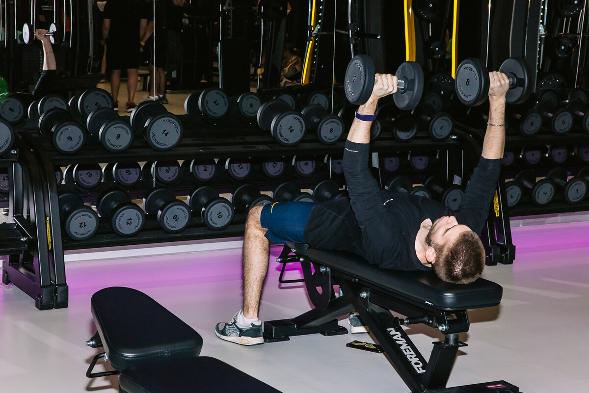 Для выполнения тяги штанги лёжа необходимо наличие специальной горизонтальной поверхности длиной около 2 метров и шириной около 40 см, чтобы можно было удобно лечь на неё грудной клеткой, тазом и бёдрами, а руки, свисая вниз, могли беспрепятственно совершать движения вверх и вниз