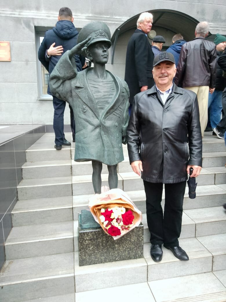 Владимир Руцкий возле Минского суворовского военного училища