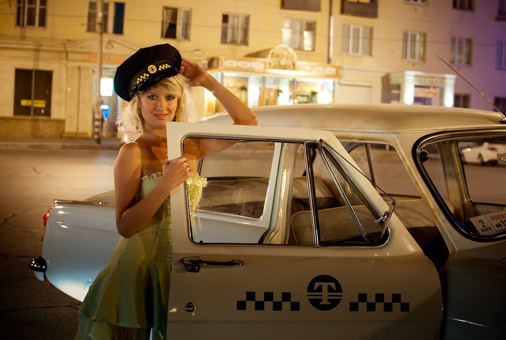 Katrinka в такси. Красивая девушка в такси. Красивая девушка таксист. Такси картинки. Девушка водитель такси.