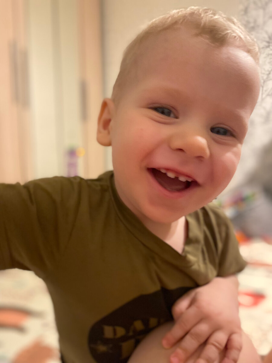 Самый несчастный ребенок планеты шлет всем пламенный привет😍