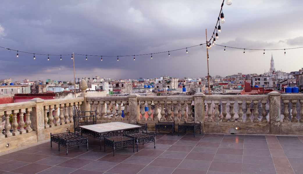 Приятно сидеть здесь вечером, когда уже не так жарко: вы пьёте вкусные коктейли и смотрите на Гавану, которая начинает освещаться. Фото с официального сайта ресторана