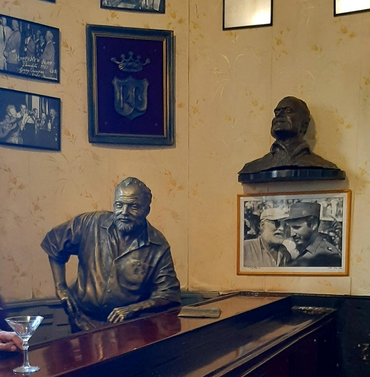 А вот какая атмосфера внутри: памятник завсегдатаю Хемингуэю и пианино эпохи 1950-х. Фото: Надежда Боровикова