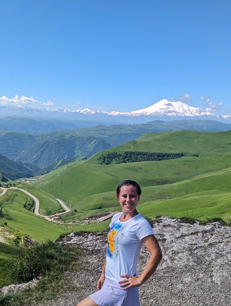 Красивая на фоне красивого