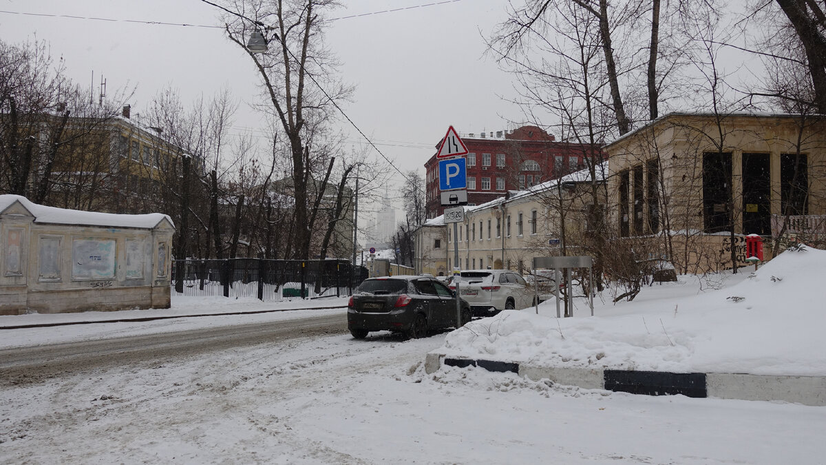 Колпачный переулок круто спускается вниз от Покровки к Хохловскому переулку