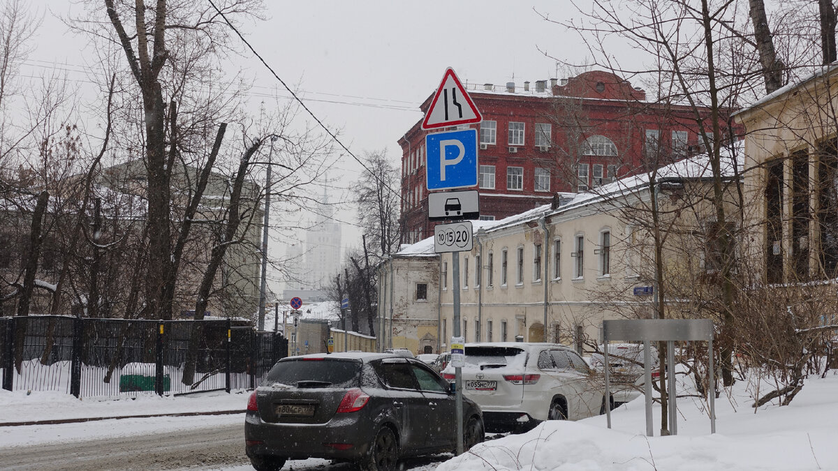 Колпачный переулок круто спускается вниз от Покровки к Хохловскому переулку