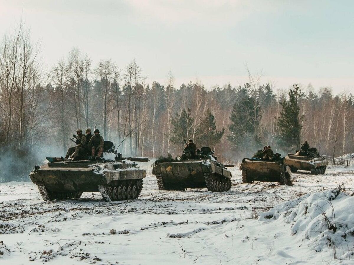 военная техника на границе. карта войск в донбассе. танковое наступление. операция кольцо сталинградская битва. бмп 2 в атаке.