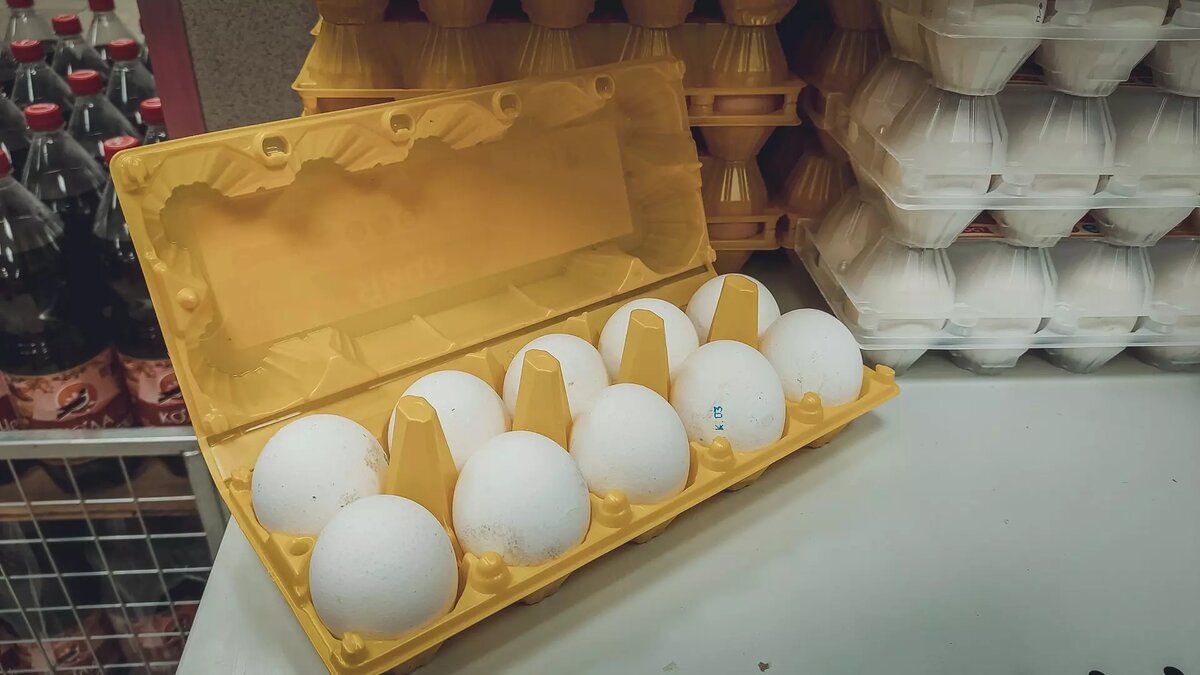     Жители Нижневартовска сетуют на отсутствие куриных яиц в гипермаркетах. Фото пустых полок опубликовал местный житель в сети.