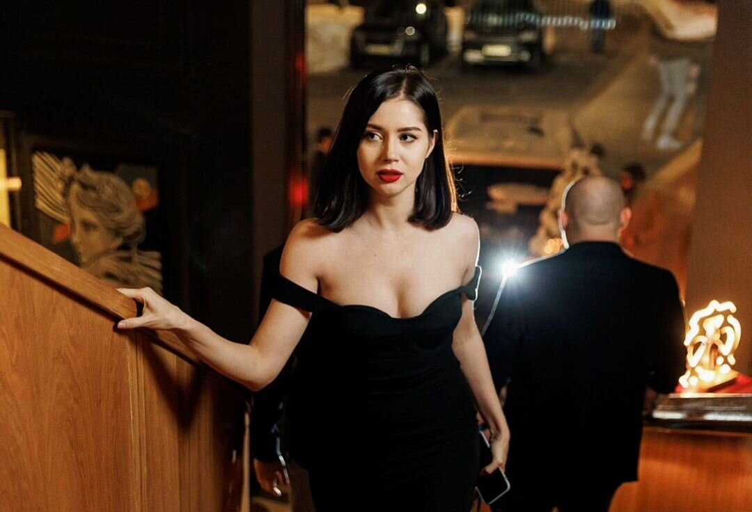 Олеся Иванченко в шикарном платье