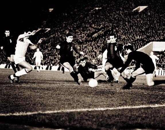 "Торпедо" (Москва, СССР) - "Интернационале" (Милан, Италия) - 0:0. Слева в белой форме Валерий Воронин. Снимок предоставил Юрий Крапивенцев.