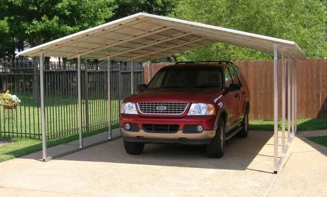 Фото с сайта https://absolut2010.ru/gallery/blagoustrojstvo-territorii/navesy-iz-polikarbonata-foto/