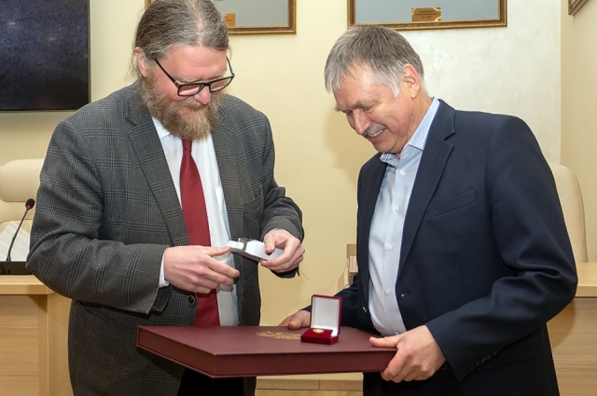    Почётной грамотой президента наградили учёного из Апатитов