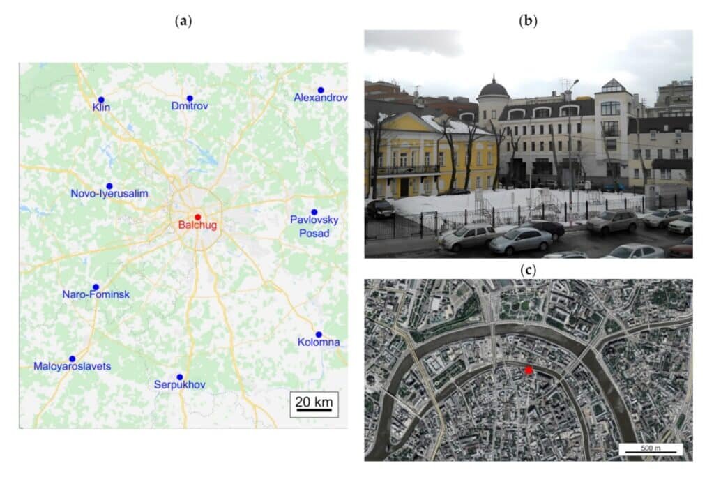    Расположение фоновых метеостанций (синие точки) и городской метеостанции Балчуг (красная точка), использованных в исследовании (а). На фото (б) показана метеостанция Балчуг зимой, а на фрагменте спутникового снимка из Google Maps (в) красной точкой показаны положение этой станции и ее окрестности / © Пресс-служба МФТИ