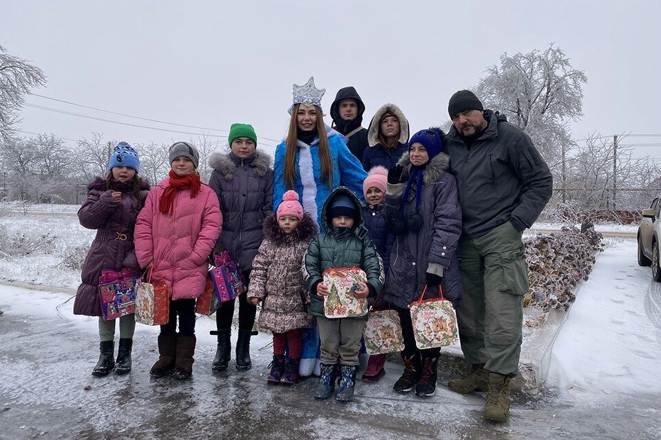    Военкор «КП» Стешин со Снегурочкой раздали подарки детям в поселках у передовой Дмитрий СТЕШИН