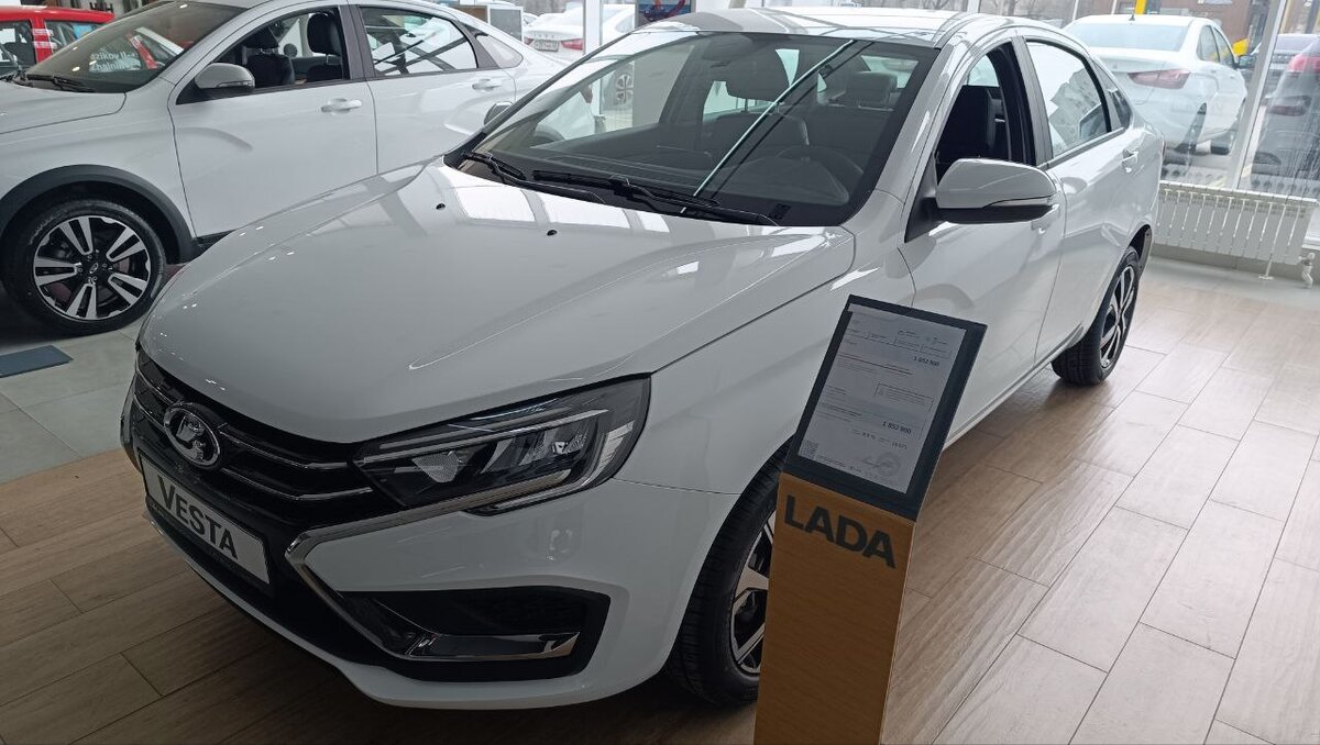 К российским дилерам «АвтоВАЗа» стали поступать автомобили Lada Vesta без подушек безопасности.  «АвтоВАЗ» с 11 декабря 2023 года из-за нехватки комплектующих начал выпуск автомобилей Vesta без подушек безопасности. Это временное решение необходимо, чтобы исключить простой конвейера и не создавать скопление некомплекта на территории завода. Установка данной опции на автомобили Lada продолжится в 2024 году.
🤔 Что сказать, гранты без усилителя руля видели и тут переживем, но не в ДТП... 😁