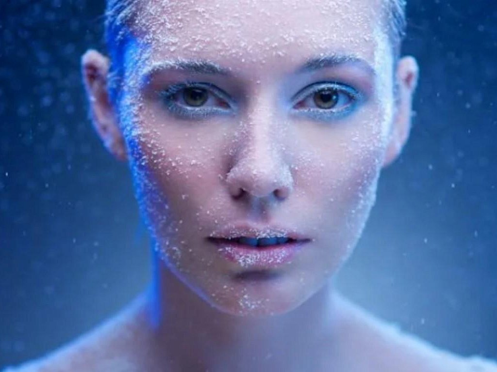 Лицо в ледяную воду. Умывание лица. Женщина плавает зимой в ледяной воде. Окунание в прорубь закаливание. Девушка брызги.