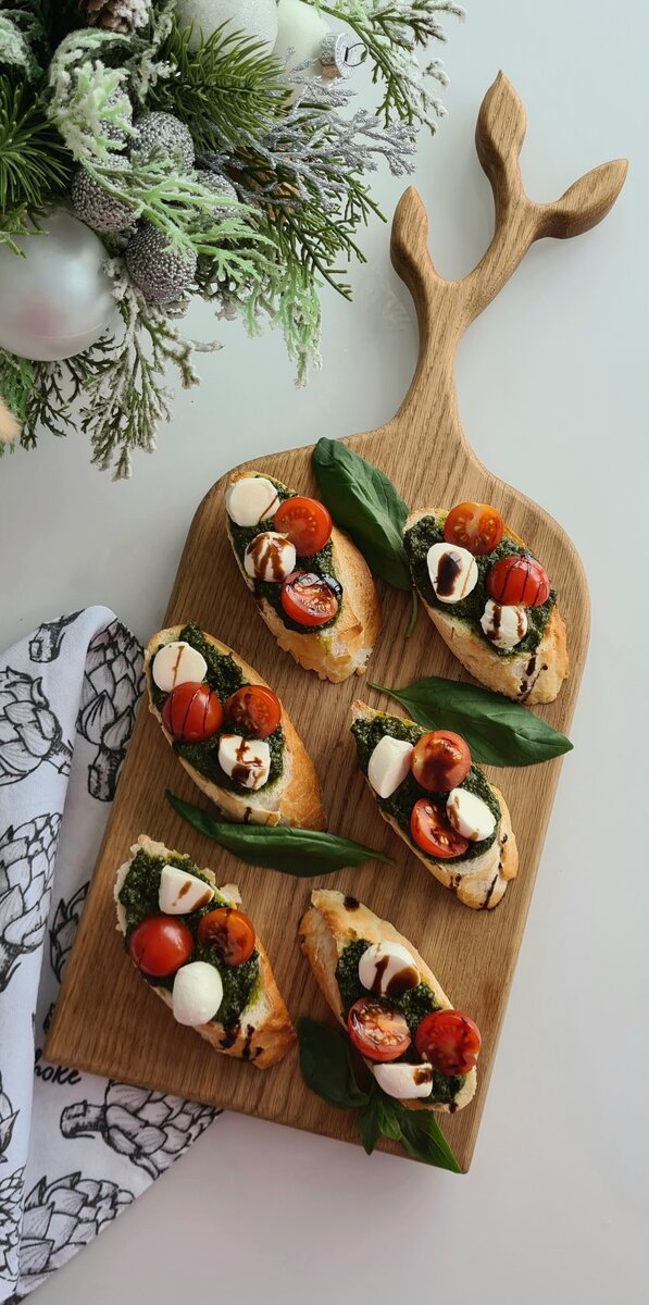 Брускетты с соусом Песто, помидорами черри и молодым итальянским сыром.