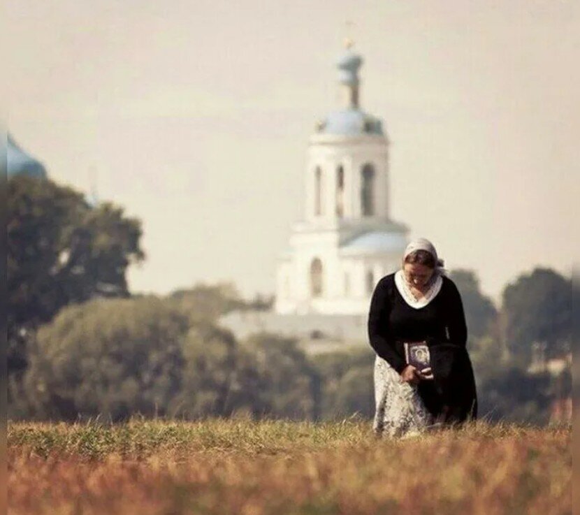 Люди в православном храме