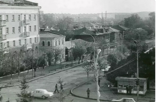 Первая половина 70-х. Улица, ведущая к пельменной мимо киоска «Союзпечать». Справа, за кадром, - кинотеатр «Родина». Фото Д.С.Юрьева. Из интернета.