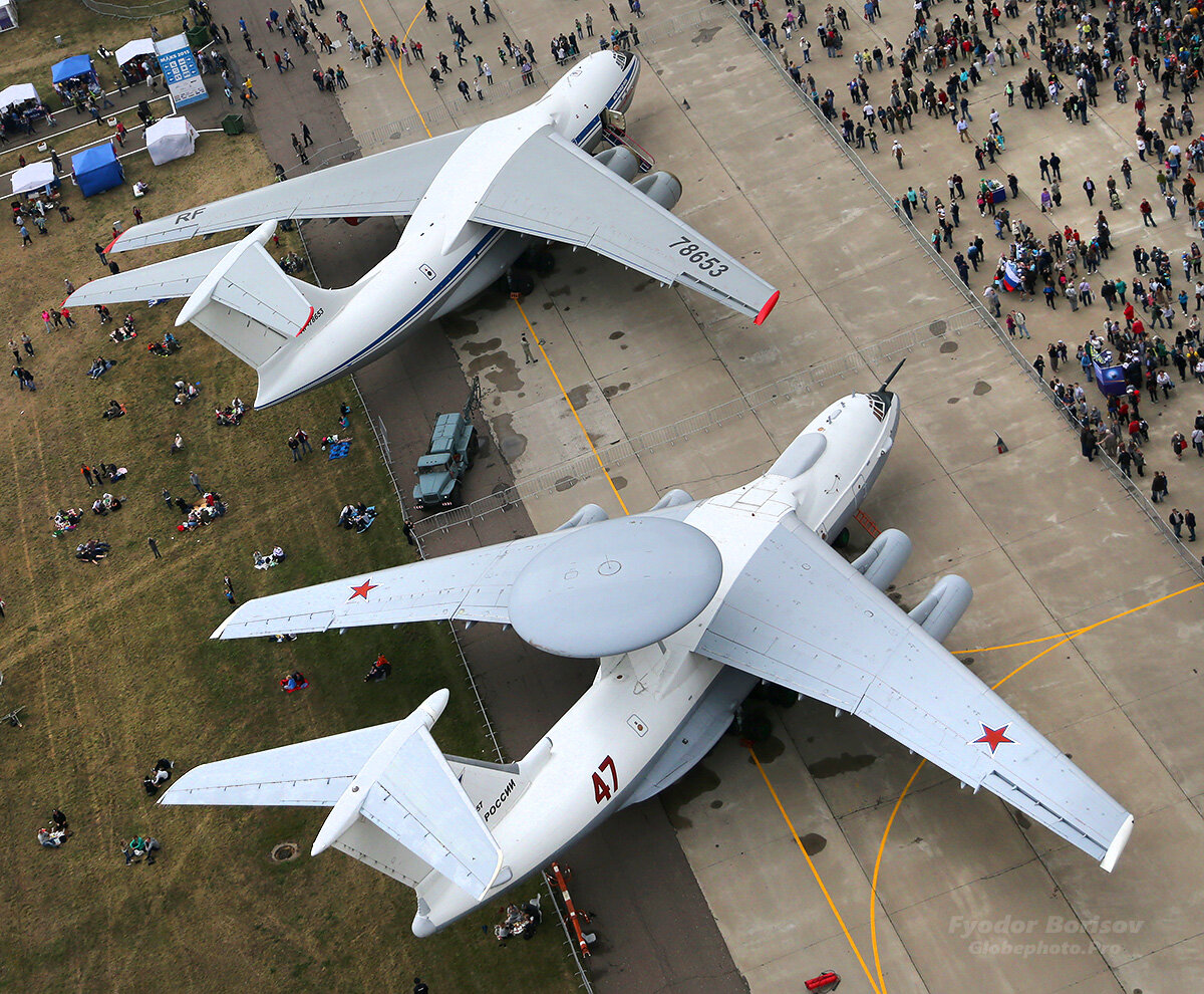 1. Бериевский А-50 создан на базе Ил-76 - в Таганроге на него устанавливался локатор. Самолёты в целом похожи, однако и помимо "гриба" можно увидеть немало различий.  