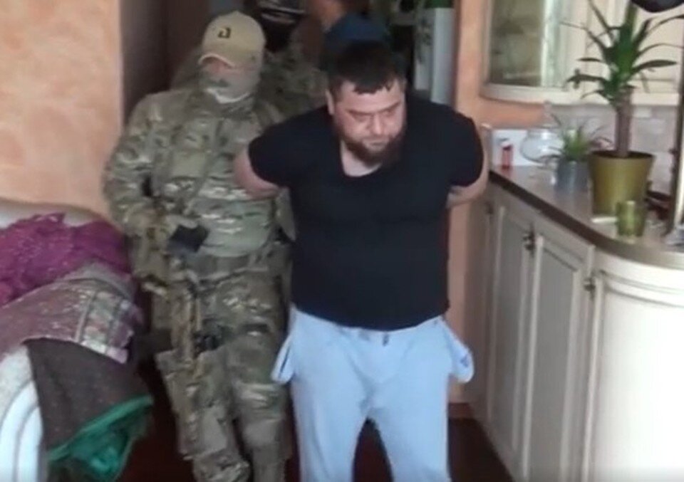    Зелимхана Мазаева (кадр - из видео его задержания) приговорили к восьми годам лишения свободы за финансирование международной террористической организации «Исламское государство». ОПЕРАТИВНАЯ СЪЕМКА