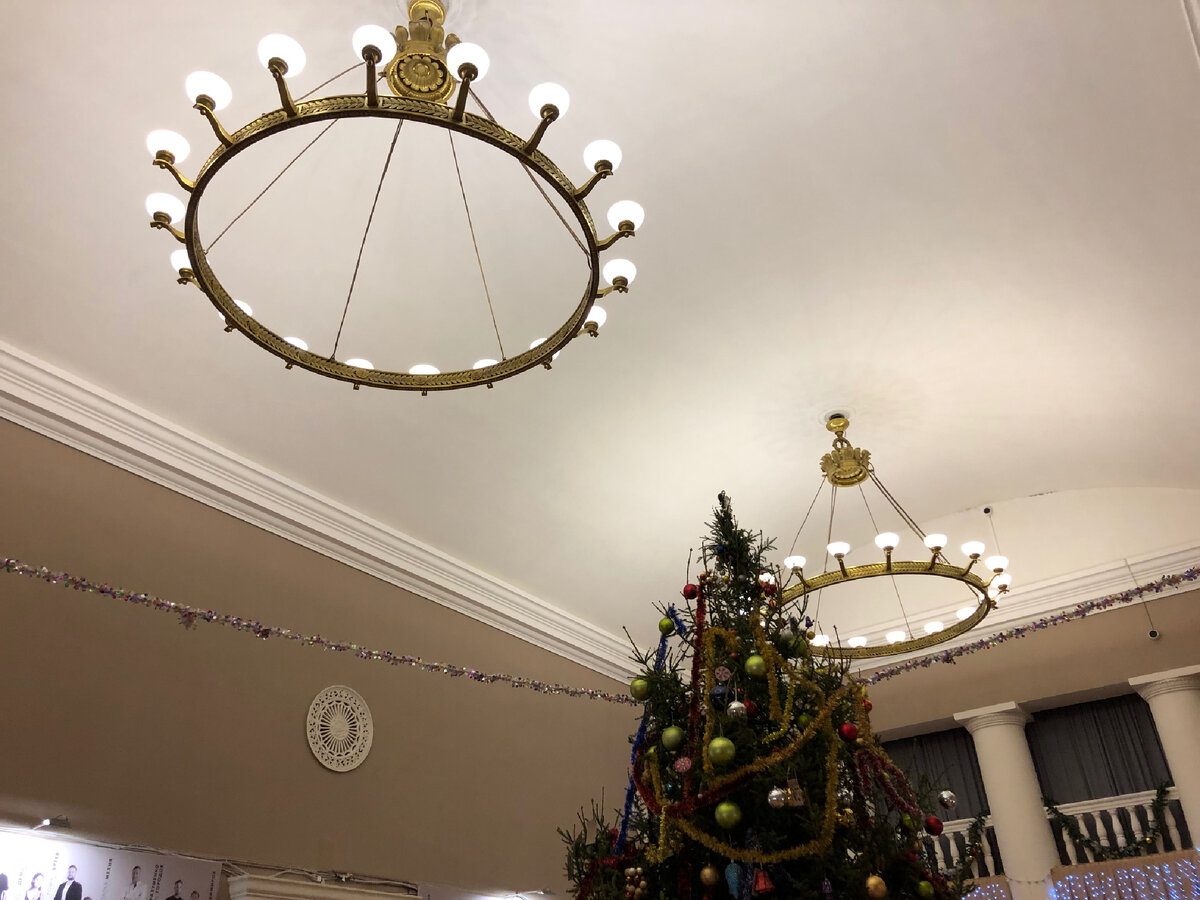 Люстры в фойе и живая елка под самый потолок