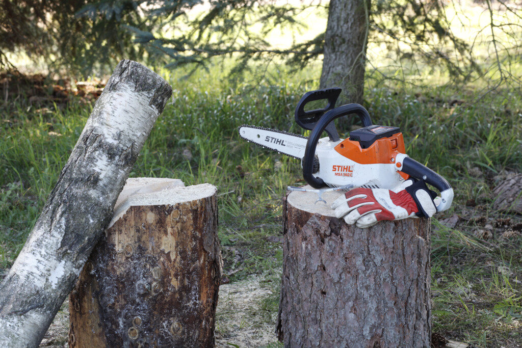STIHL MSA 140 C и защитные перчатки STIHL