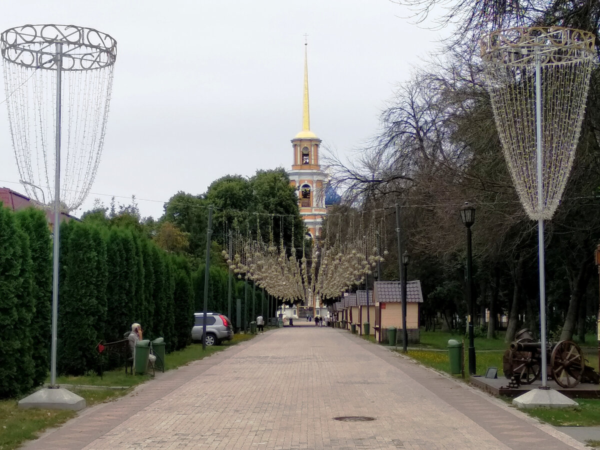 Центральная аллея. Впереди - Соборная колокольня.