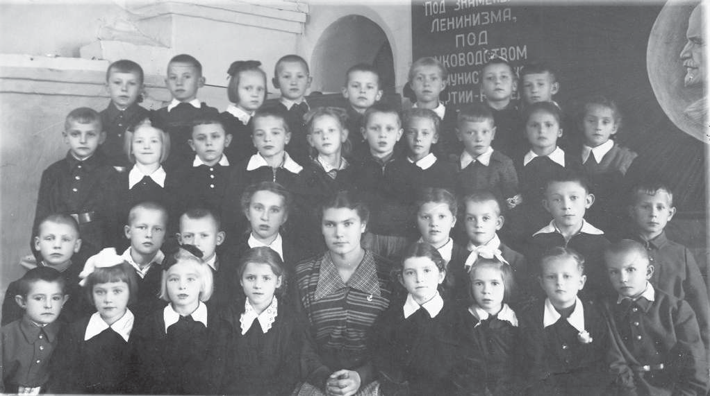 Учащиеся 1-го «Г» класса школы №7 г. Смоленска с учительницей Людмилой Ивановной Жуковской. Я – справа от учительницы. 1956 г.
