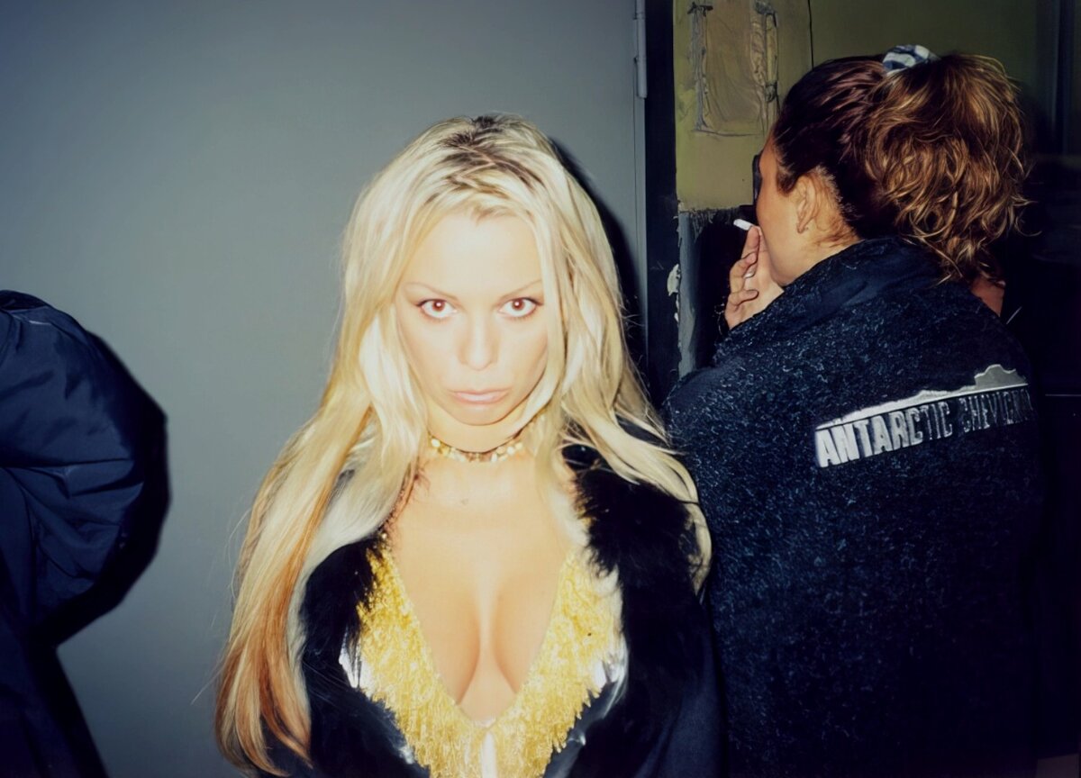 Ирина во время съёмок клипа «Огоньки», 2000 год