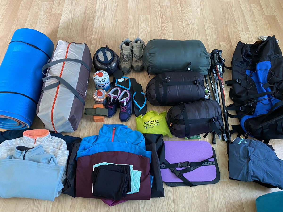 Одежда для трекинга, обязательно палки и удобная разношенная обувь. 