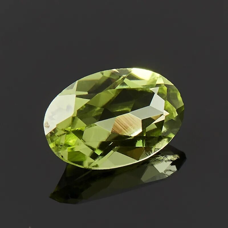 Хризолит грушевидная. Какого цвета хризолит. Альмандин, топаз, хризолит. Оливин ограненный. Хризолит цвет камня.