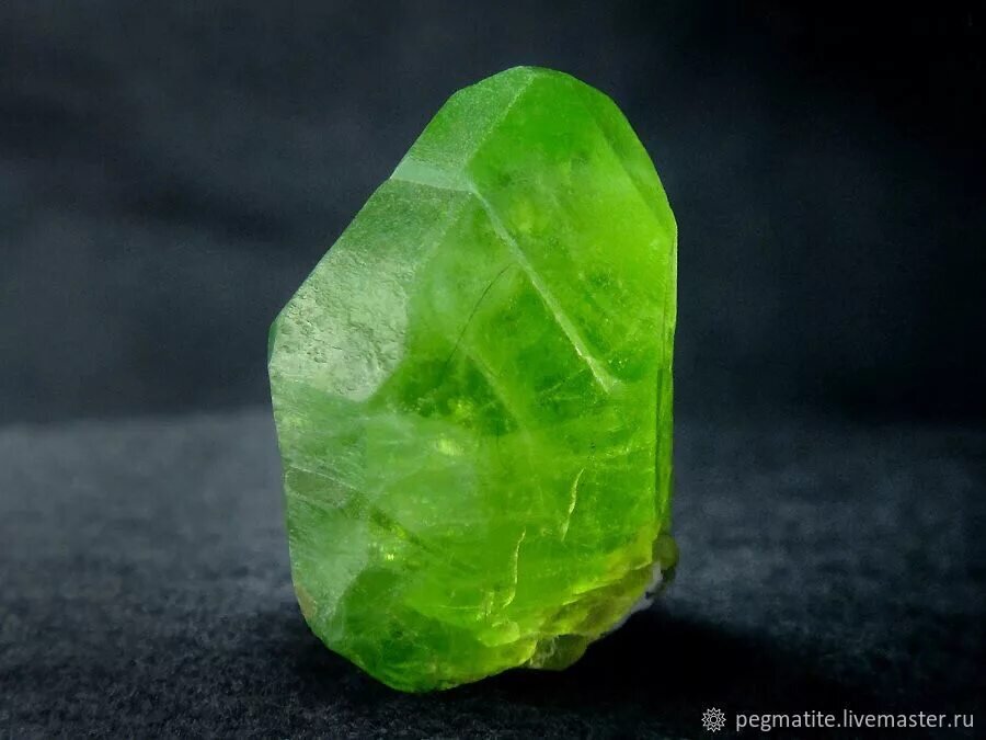 Оливин-хризолит камень. Минерал перидот. Перидот оливин. Минерал перидот. Оливин минерал в природе.