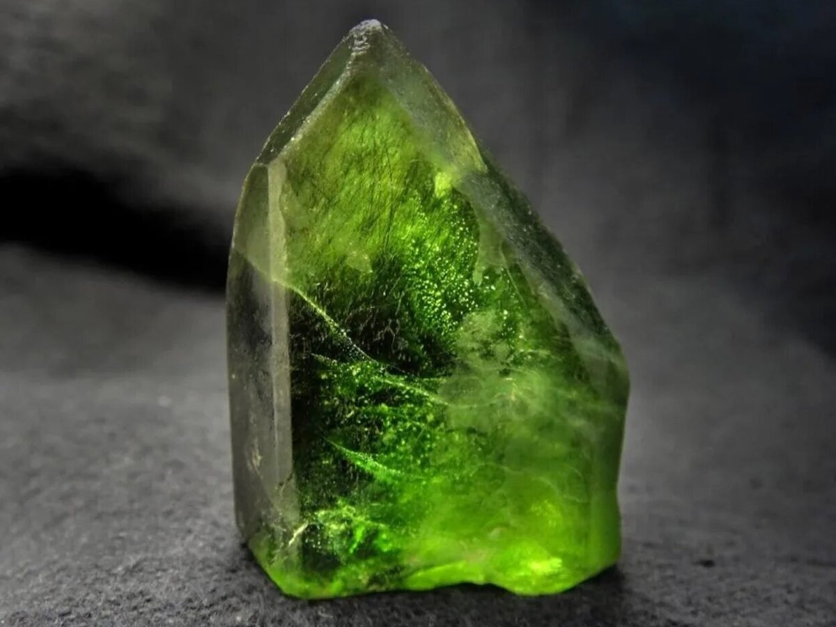 Оливин камень. Оливин-хризолит камень. Хризолит камень оливин камень. Хризолит перидот камень. Минерал перидот.