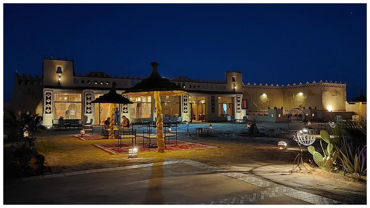 Вечер в отеле Yakout Merzouga Luxury Camp