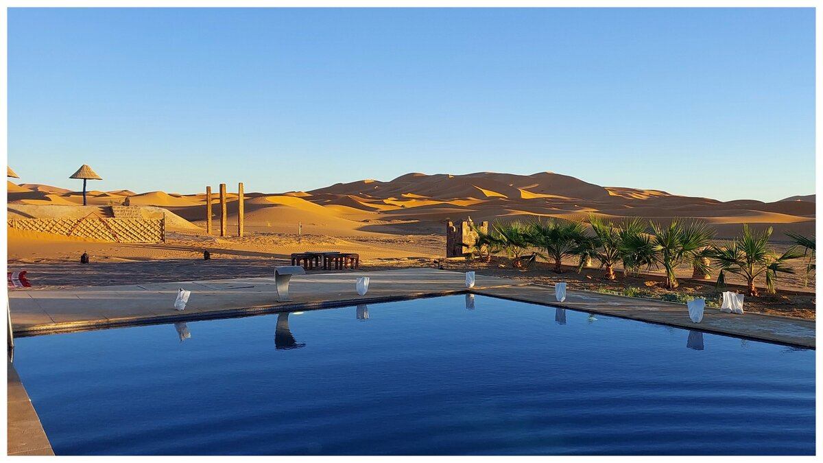 Бассейн в пустыне