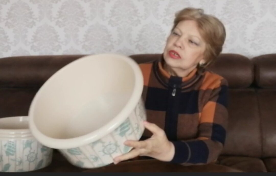 Банные тазики, но приятные по цвету, объёмом 10 литров, ниже ведра и пошире в основании.