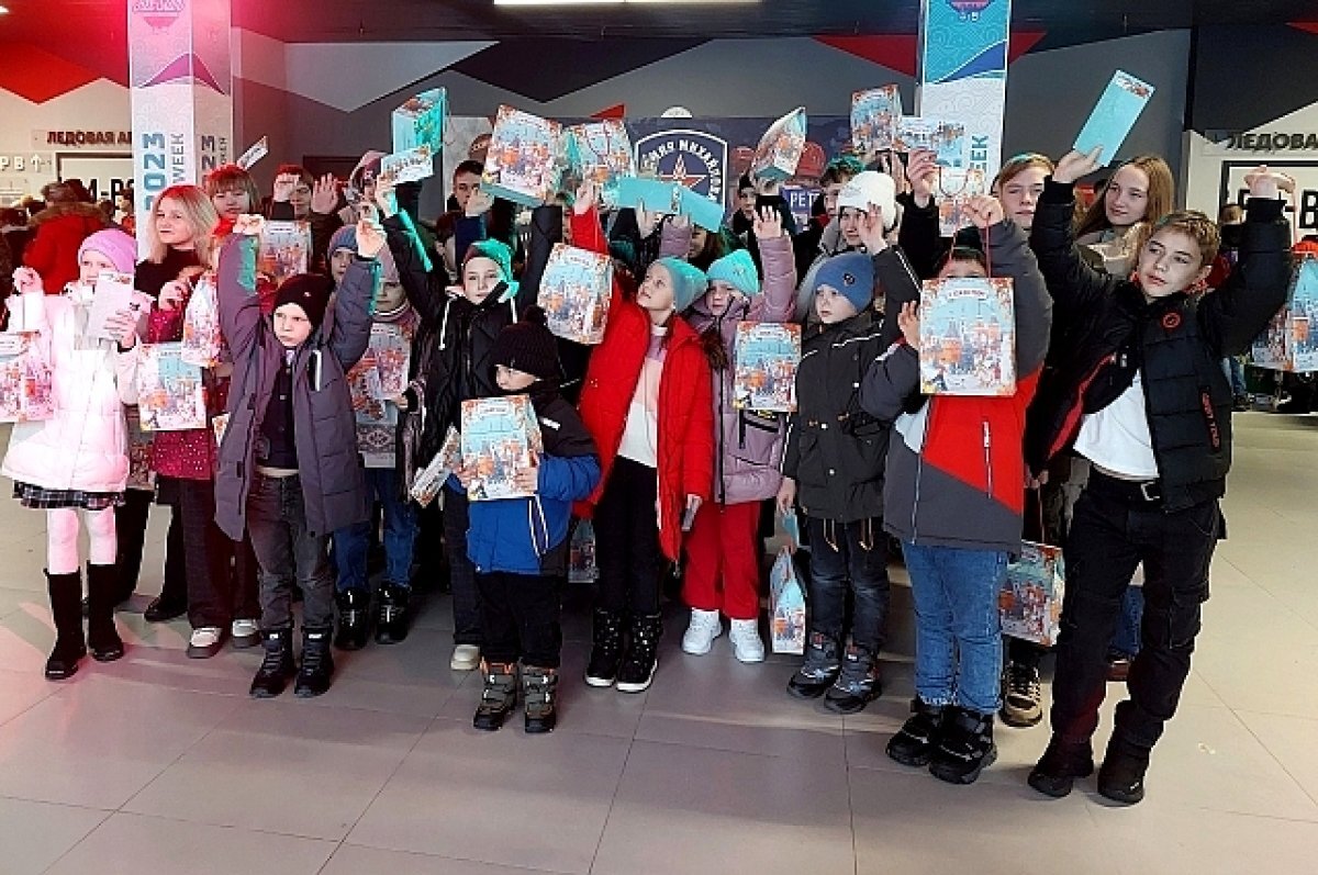    В Ледовом дворце проходит губернаторская елка для одаренных детей