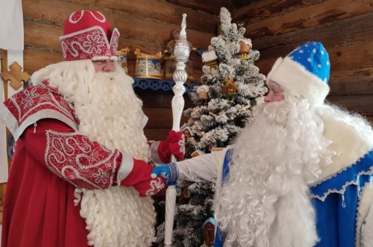    Новогодние волшебники приветствуют друг друга.
