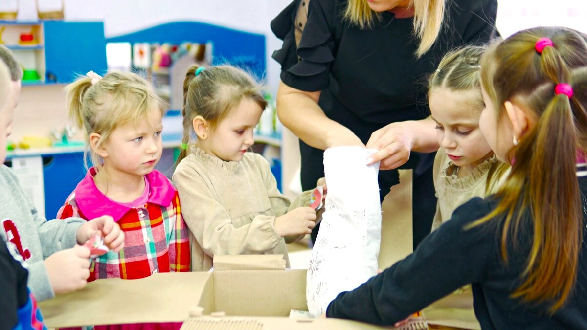    Дошкольники из Макеевки получили новогодние подарки от югорчан