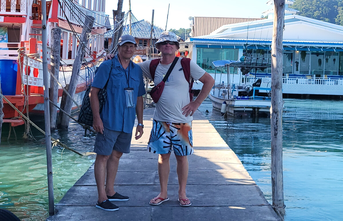 В предчувствии рыбалки на пирсе Банг Бао