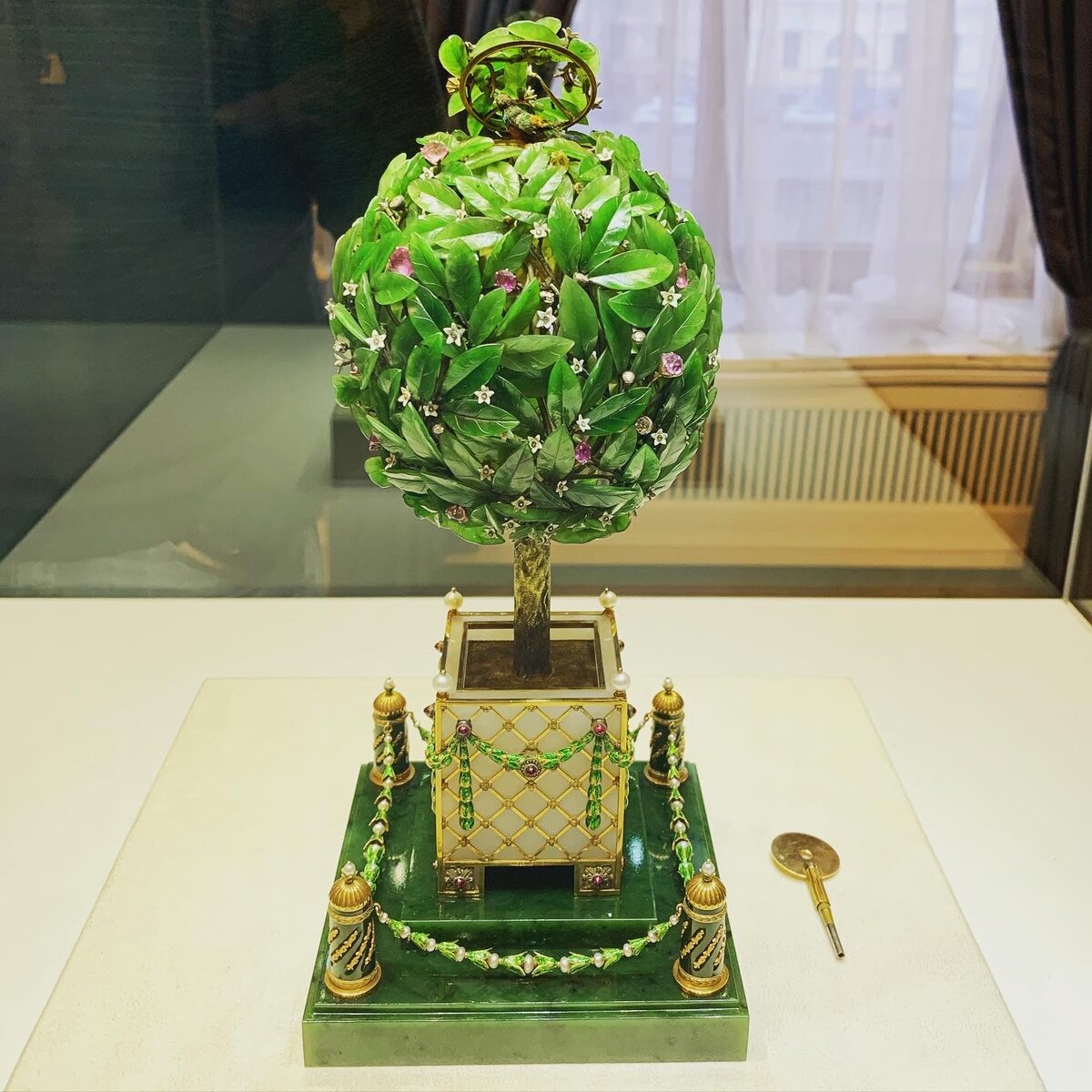 Дерево работы Фаберже. Фото автора 